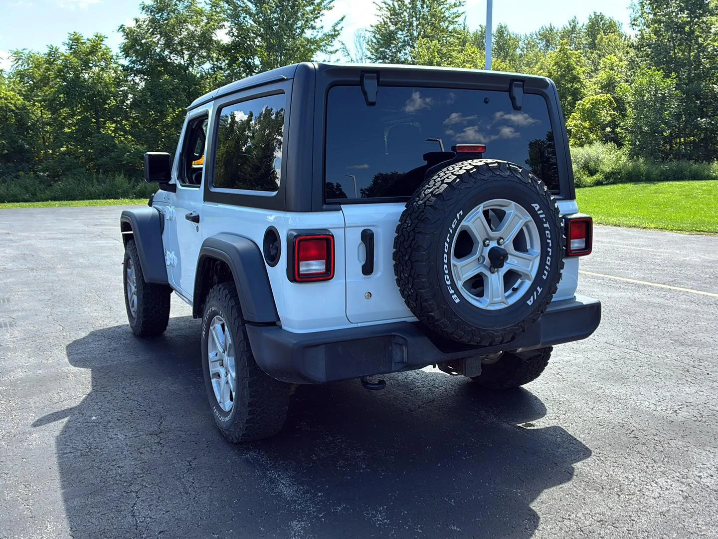 Used 2018 Bright White Clearcoat Jeep Sport S image 27