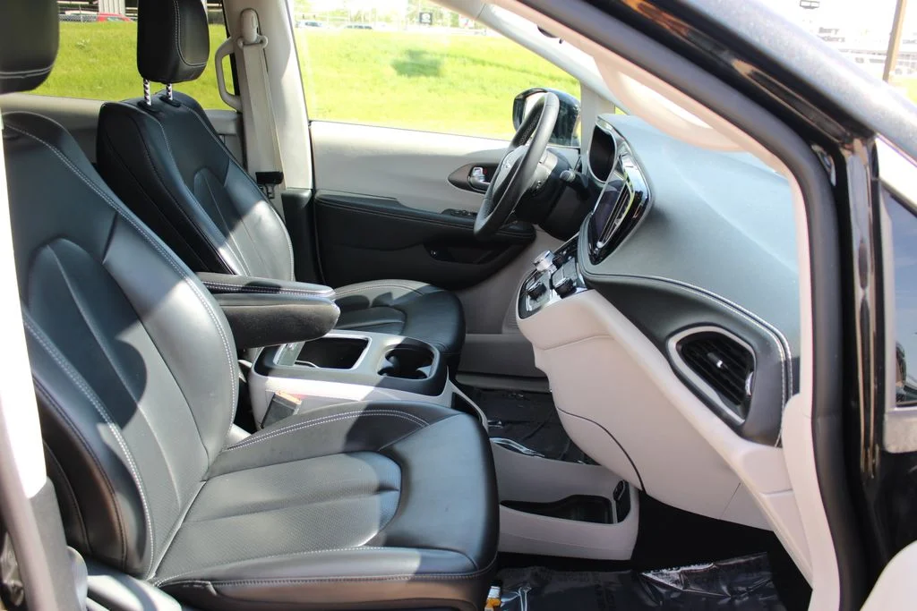 Used 2024 Black Chrysler Select image 8
