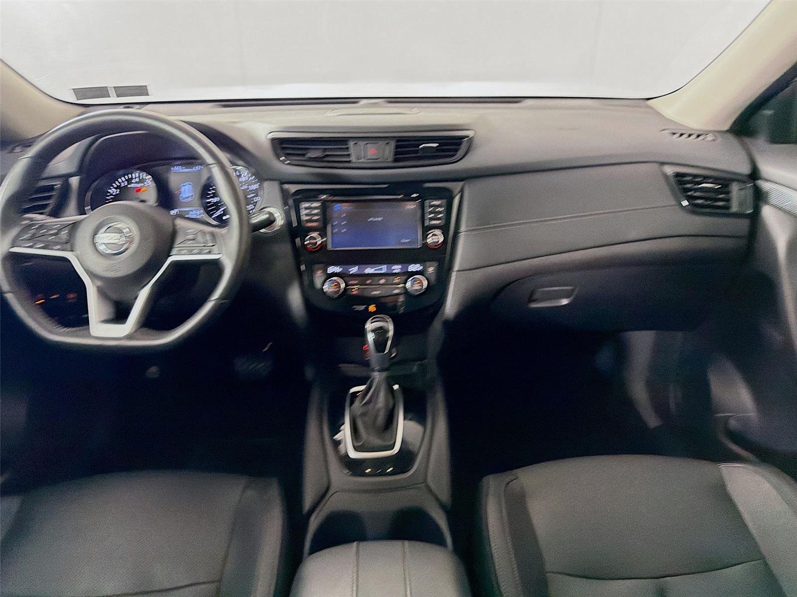 Used 2017 Brilliant Silver Nissan SL image 26