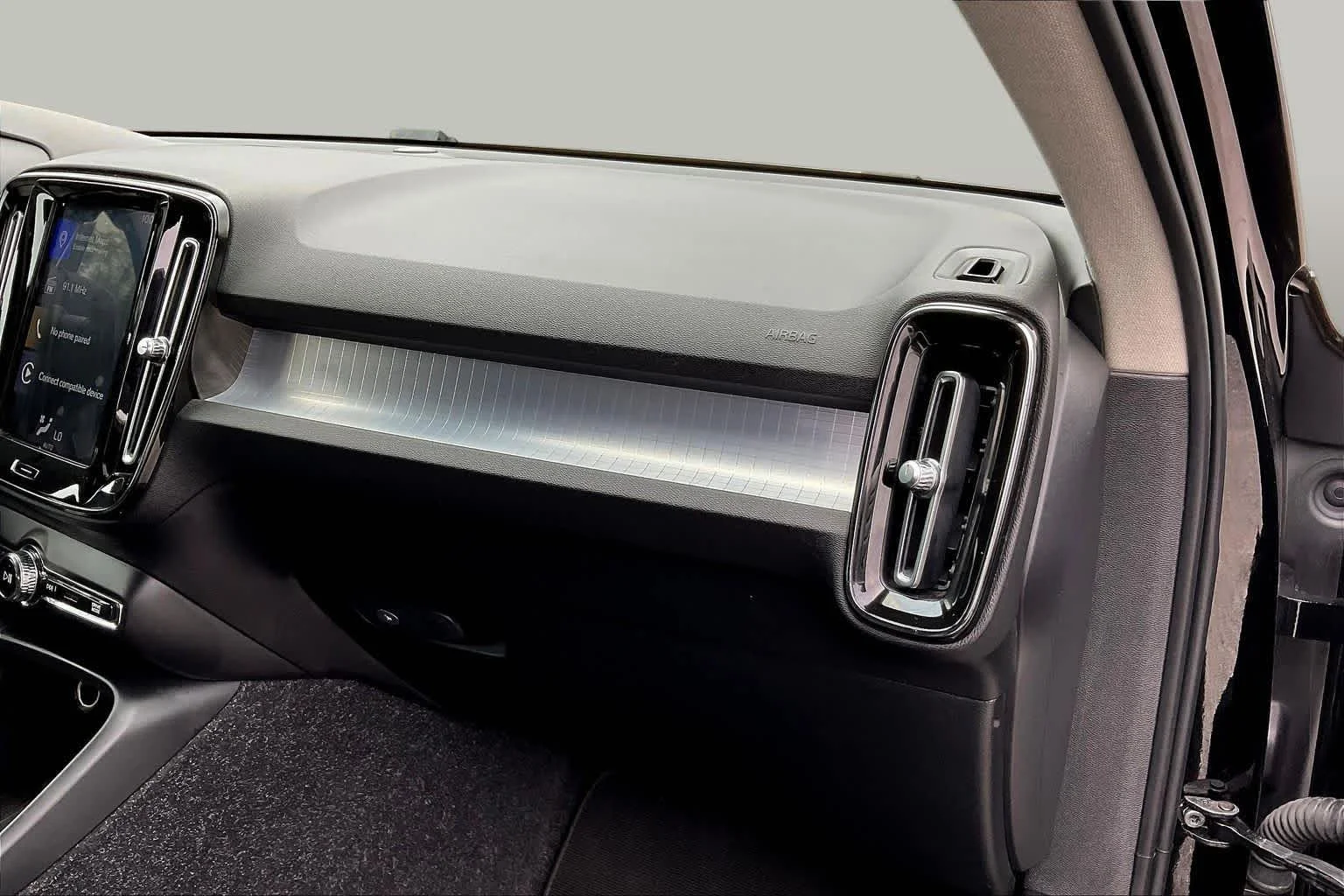 Used 2020 black Volvo Momentum image 17