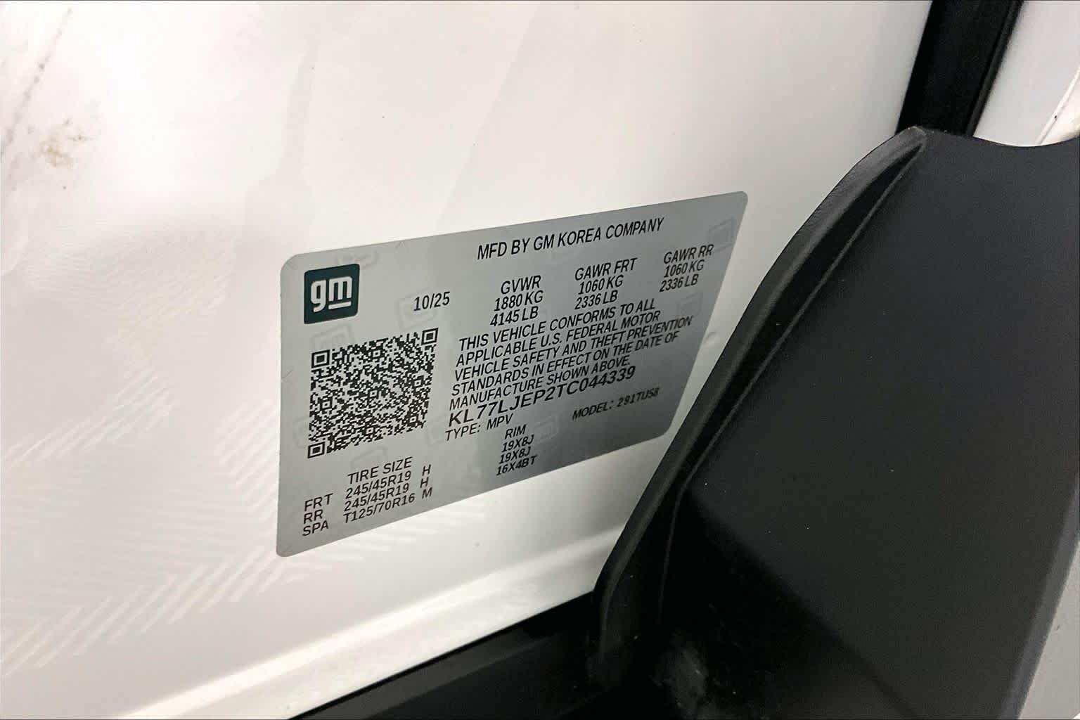 Used 2026 Summit White Chevrolet 2RS image 32