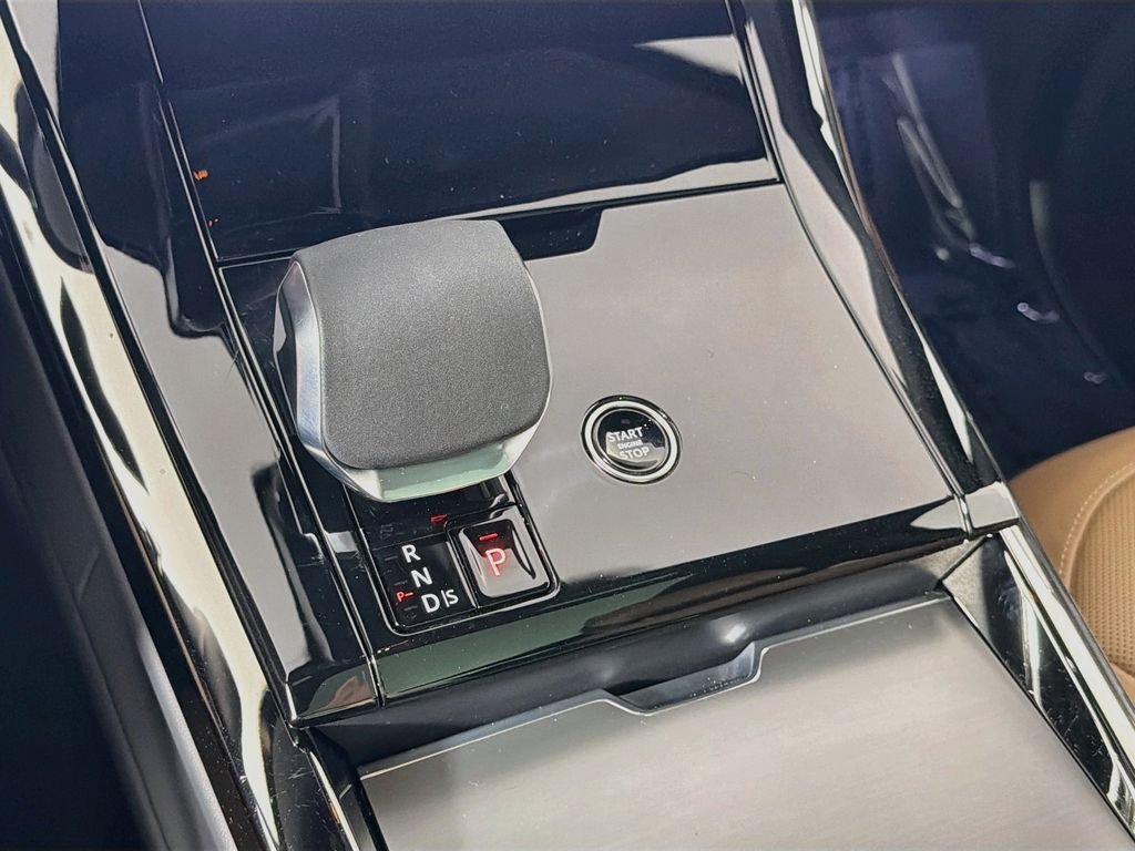 Used 2025 White Land Rover Dynamic SE image 17