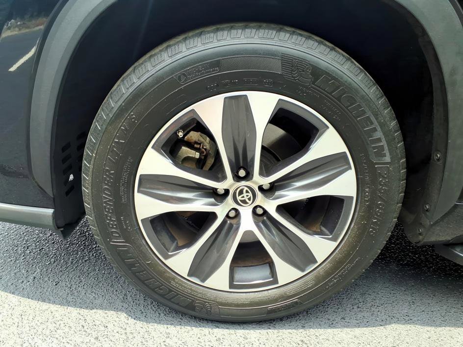 Used 2020 Midnight Black Metallic Toyota Hybrid XLE image 11