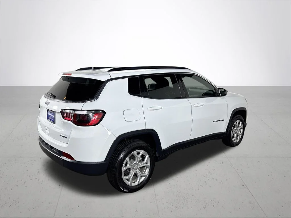 Used 2024 White Jeep Latitude image 6
