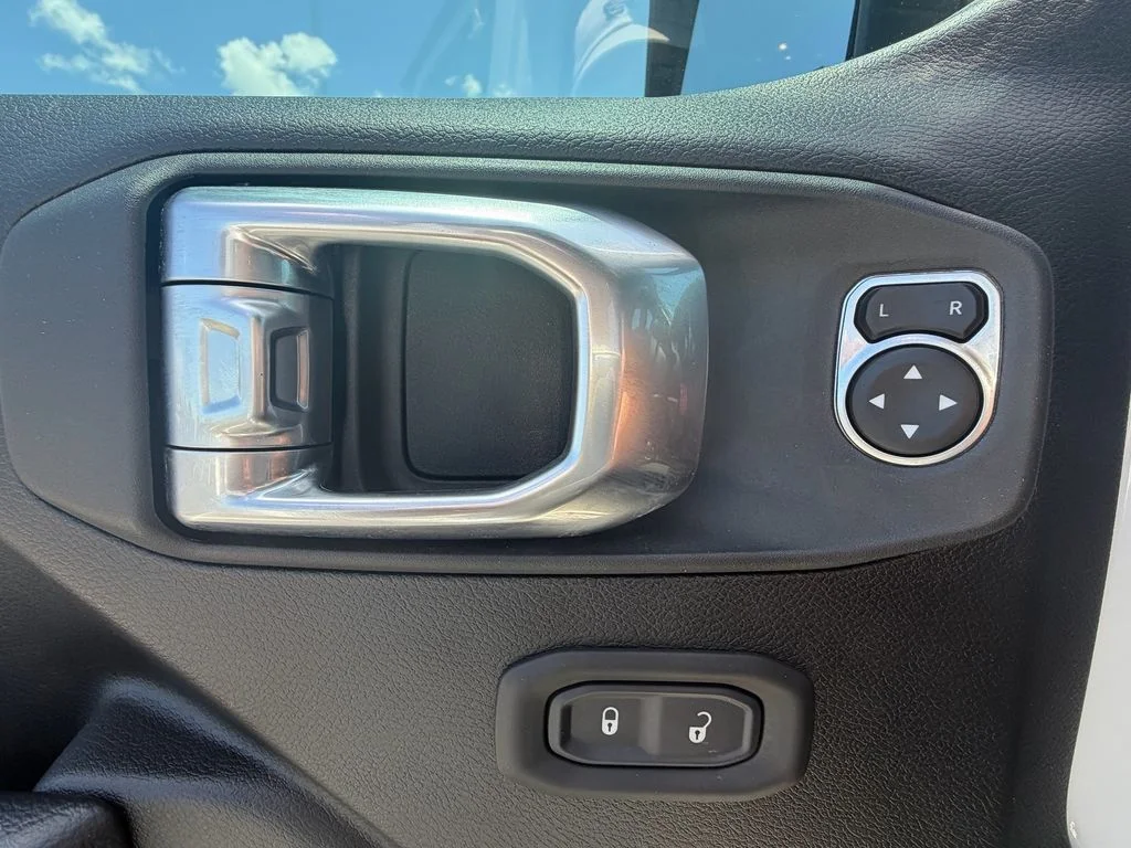 Used 2022 White Jeep Altitude image 23