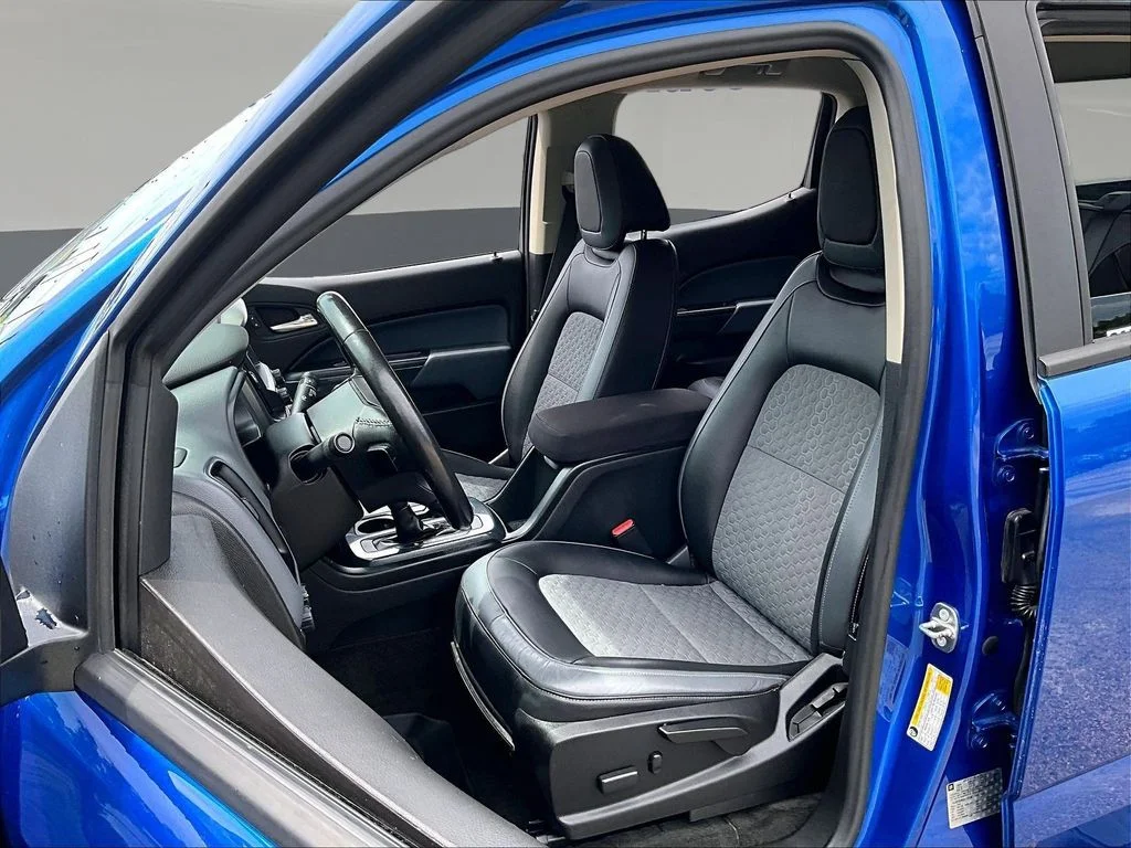 Used 2018 Blue Chevrolet Z71 image 23