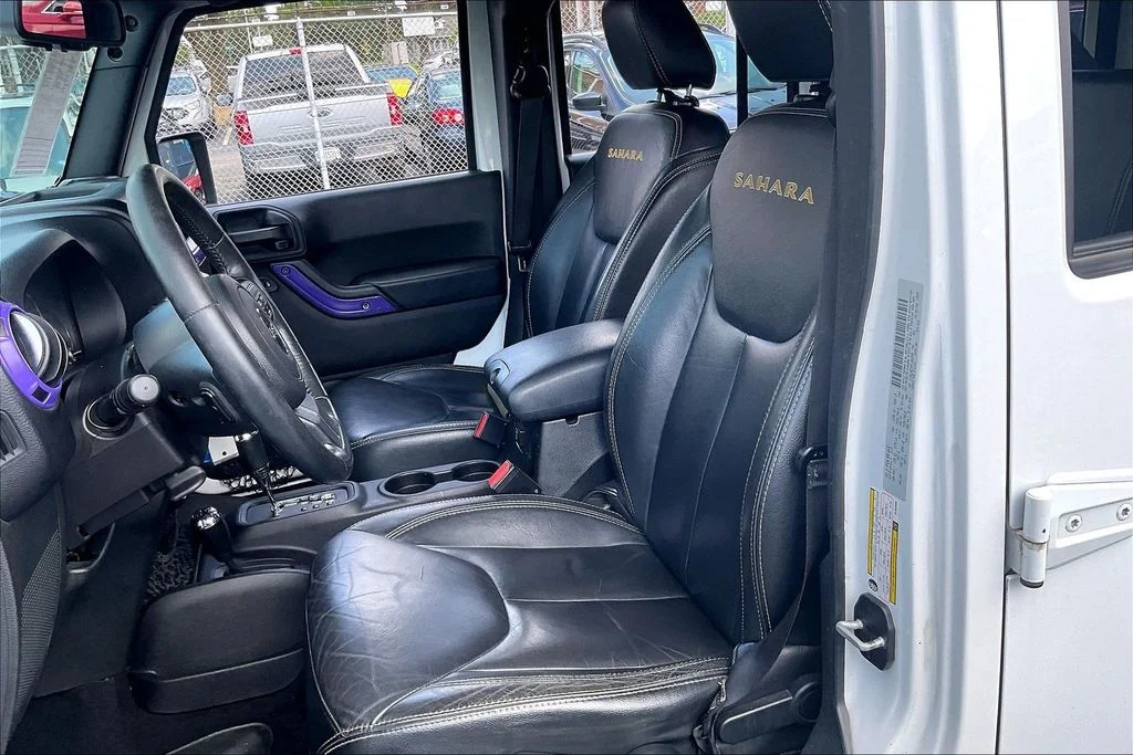 Used 2015 White Jeep Unlimited Sahara image 24