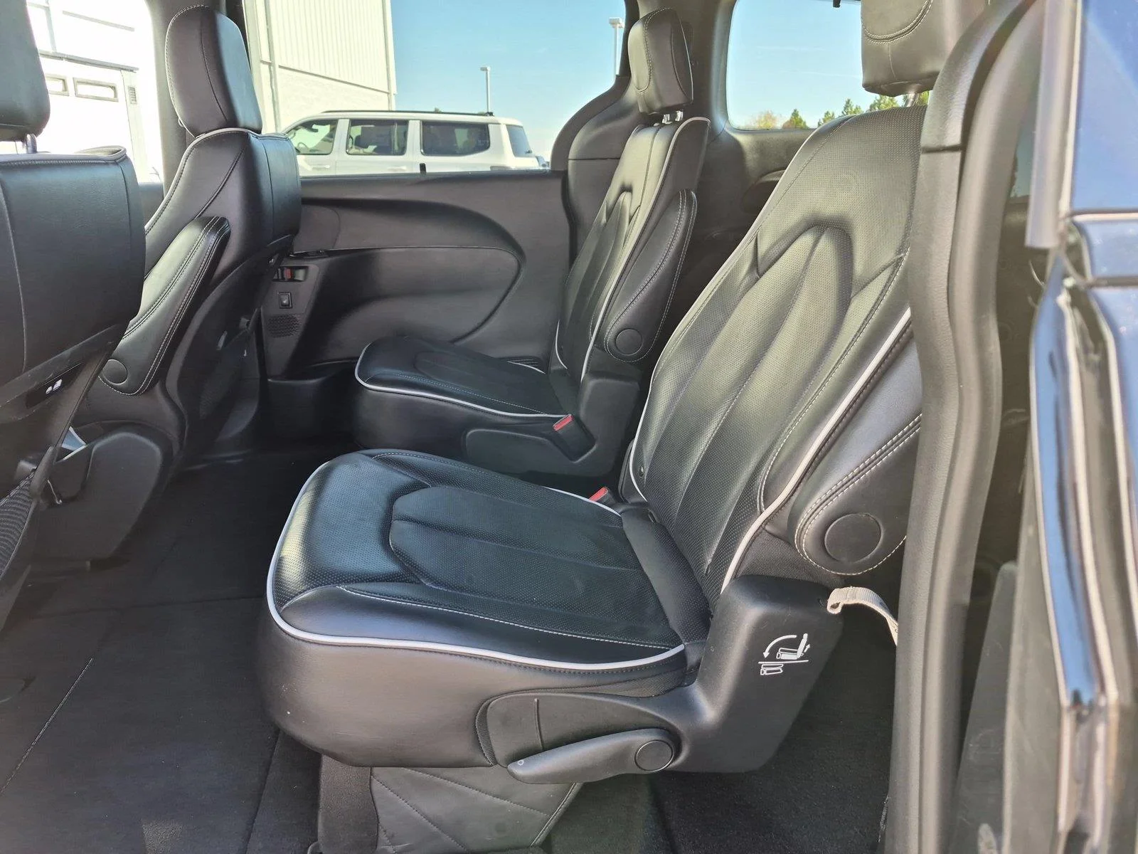 Used 2025 Diamond Black Crystal Pearlcoat Chrysler Limited image 32
