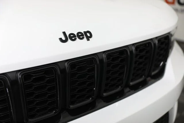 New 2025 Bright White Clear-Coat Exterior Paint Jeep Limited image 25