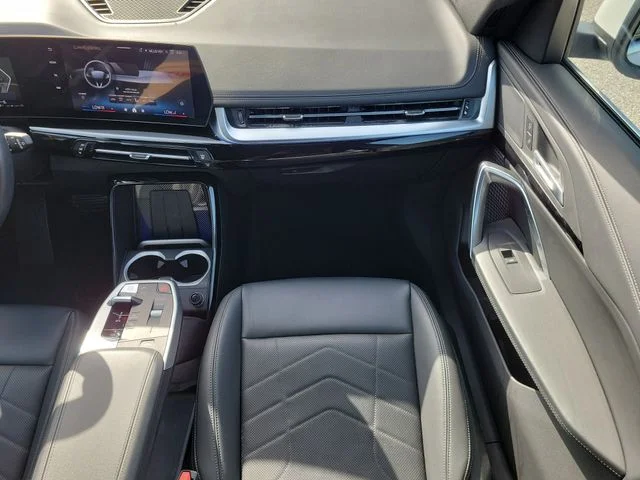 Used 2025  BMW xDrive28i image 16