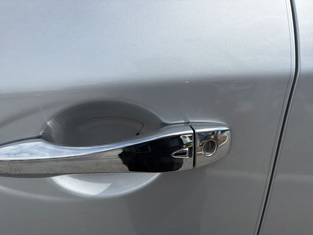 Used 2020 Silver Nissan SL image 17