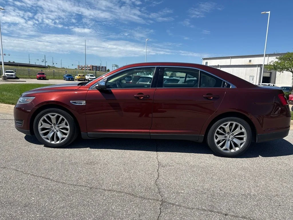 Used 2015  Ford Limited image 4