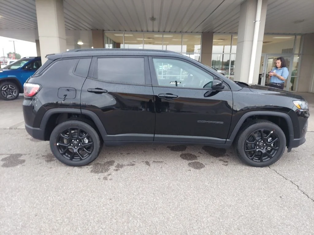 New 2026 Diamond Black Crystal Pearlcoat Jeep Latitude image 8