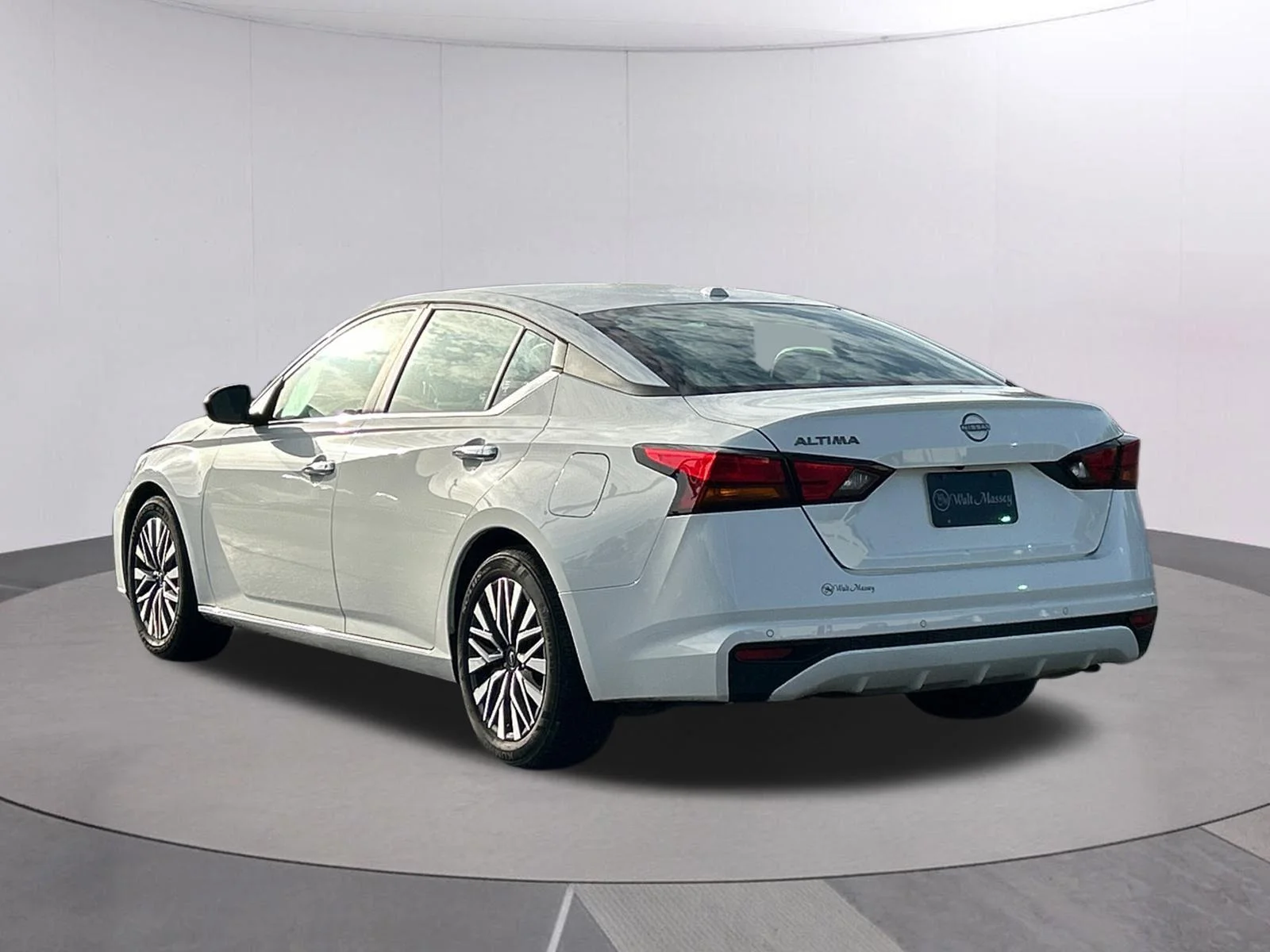 Used 2025 Glacier White Nissan SV image 3
