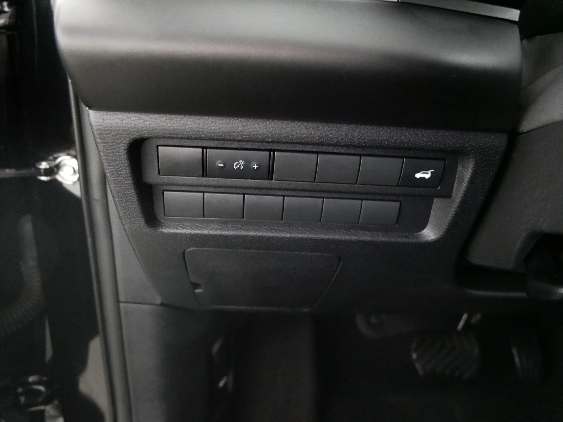 Used 2025 Labrador Black Pearl Mitsubishi SE image 26