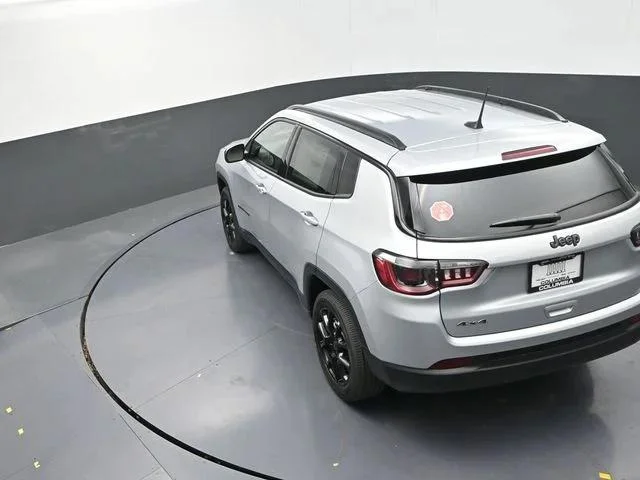 New 2026 Silver Zynith Metallic Clear-Coat Exterior Paint Jeep Latitude image 16