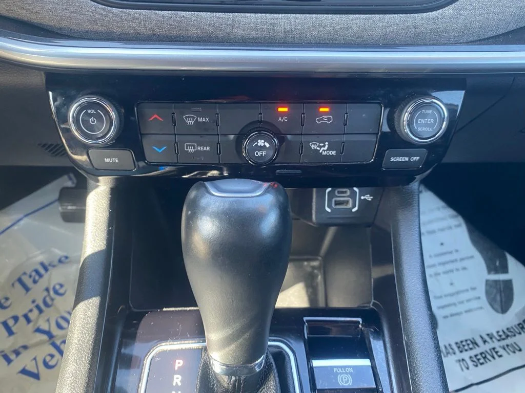 Used 2024 White Jeep Latitude image 23