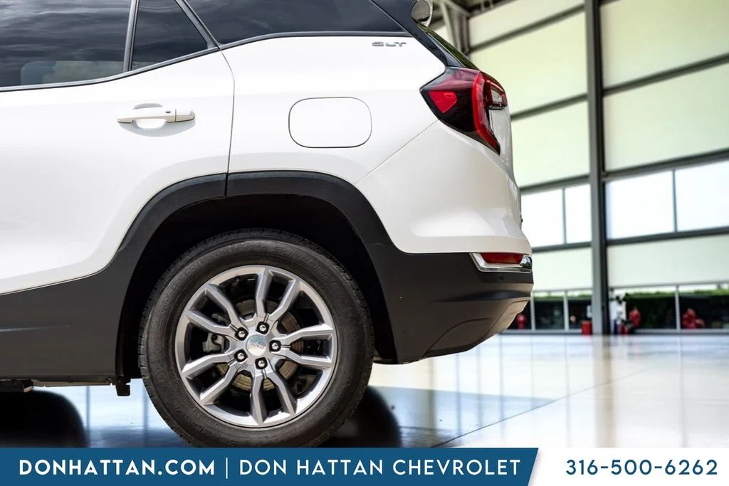 Used 2023 White GMC SLT image 31