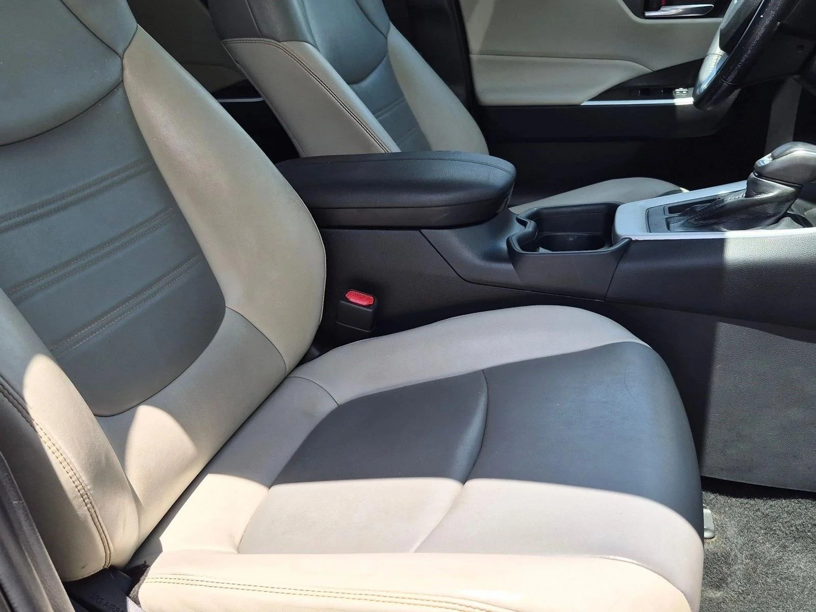 Used 2020 Silver Sky Metallic Toyota XLE Premium image 17