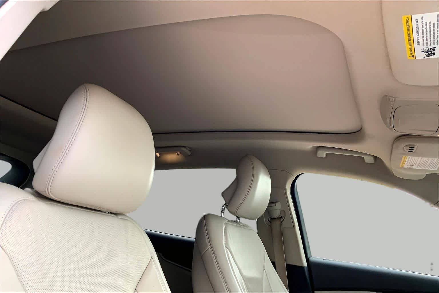 Used 2018 White Platinum Metallic Tri-Coat Lincoln Reserve image 13