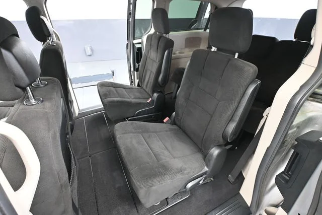 Used 2013 Silver Dodge SXT image 33