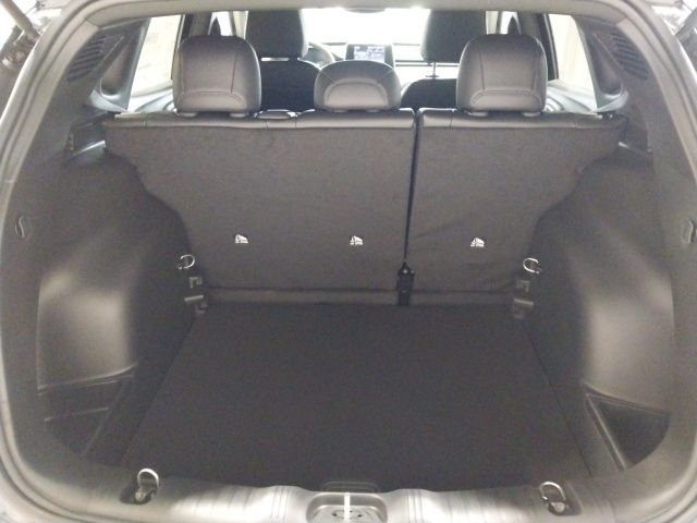 New 2026 Diamond Black Crystal Pearl-Coat Exterior Paint Jeep Latitude image 24