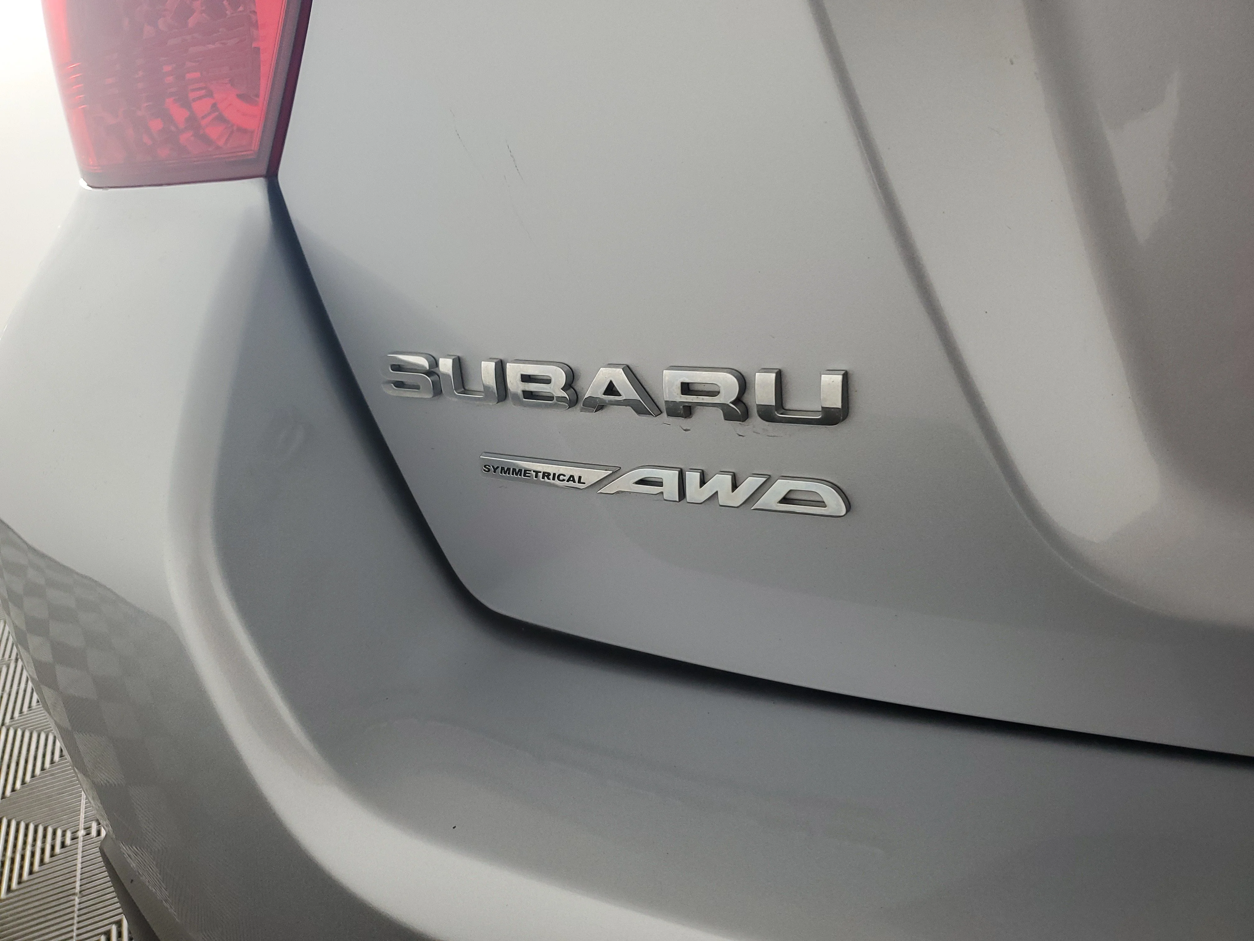 Used 2017 Ice Silver Metallic Subaru Limited image 32