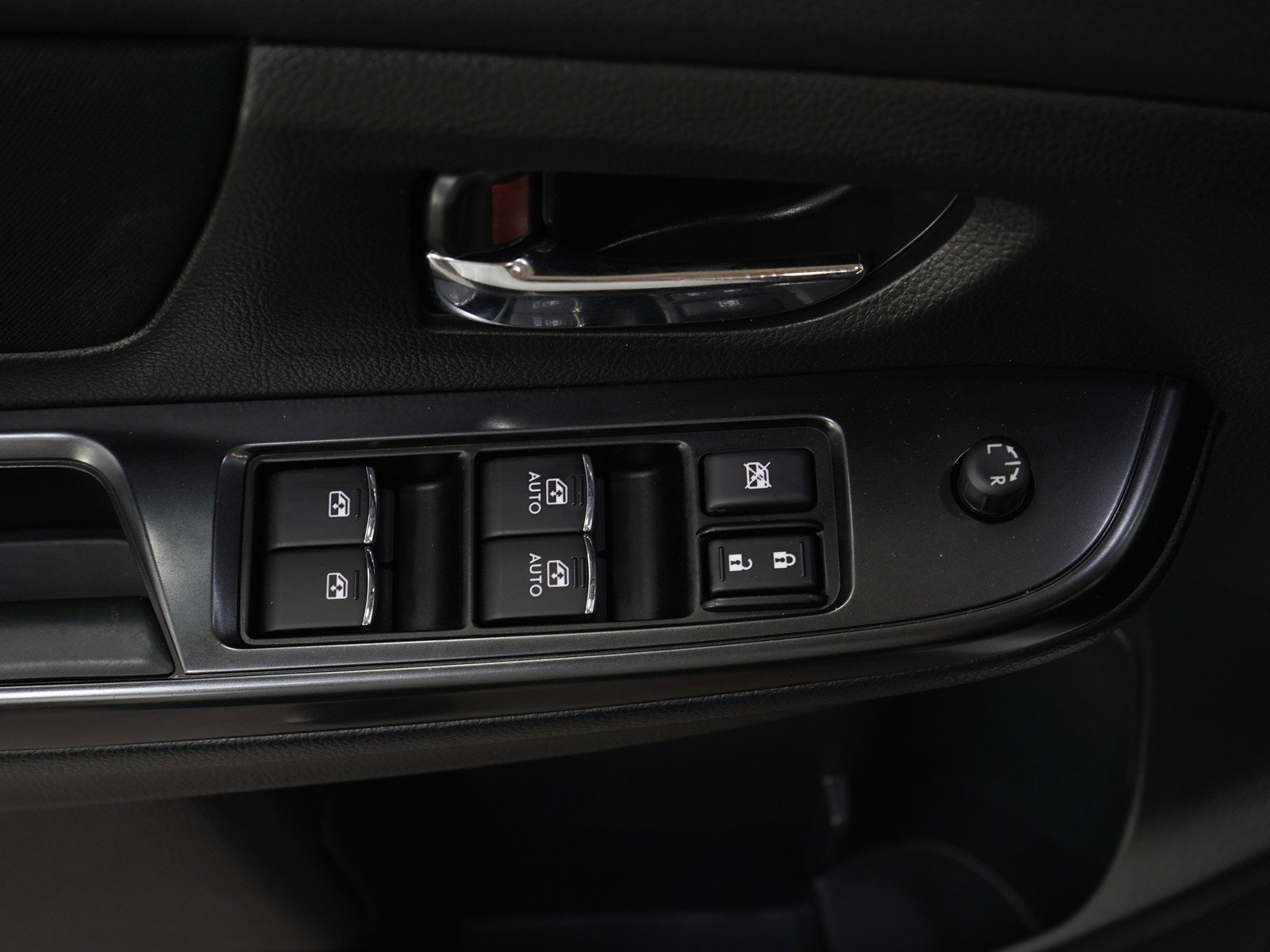 Used 2018 Ice Silver Metallic Subaru  image 19