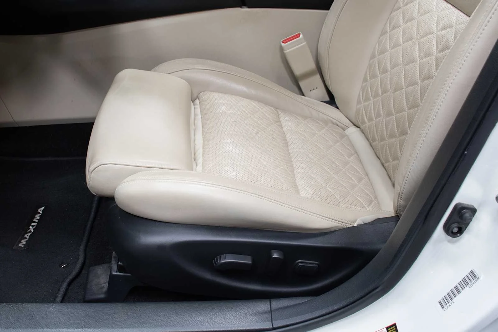 Used 2017 Pearl White Nissan Platinum image 14