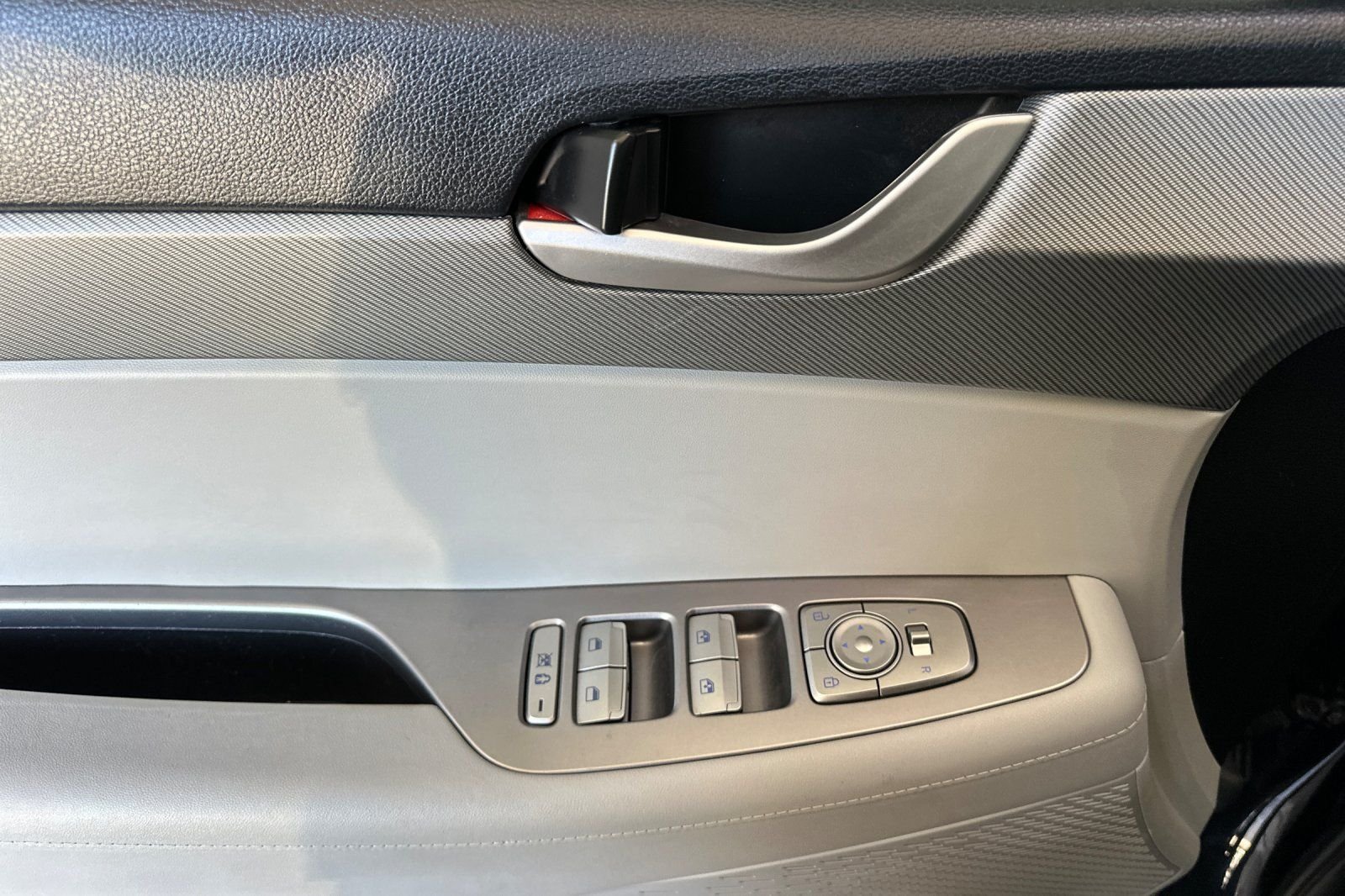 Used 2025 White Hyundai SEL image 11