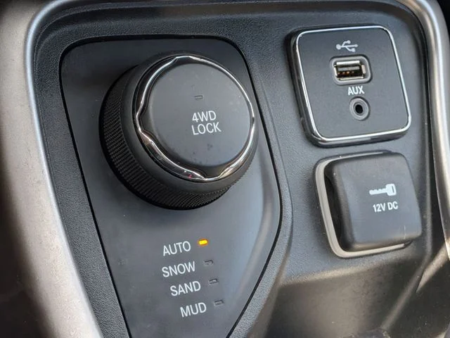 Used 2017 Green Jeep Latitude image 18