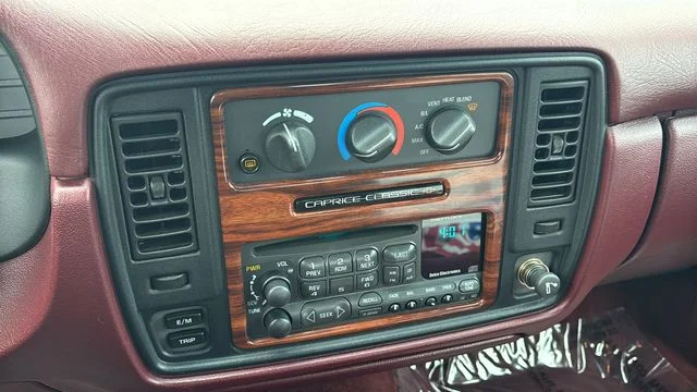 Used 1996 White Chevrolet Classic image 24