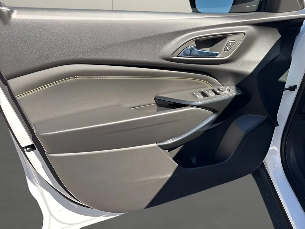 New 2026 Summit White Chevrolet ACTIV image 9