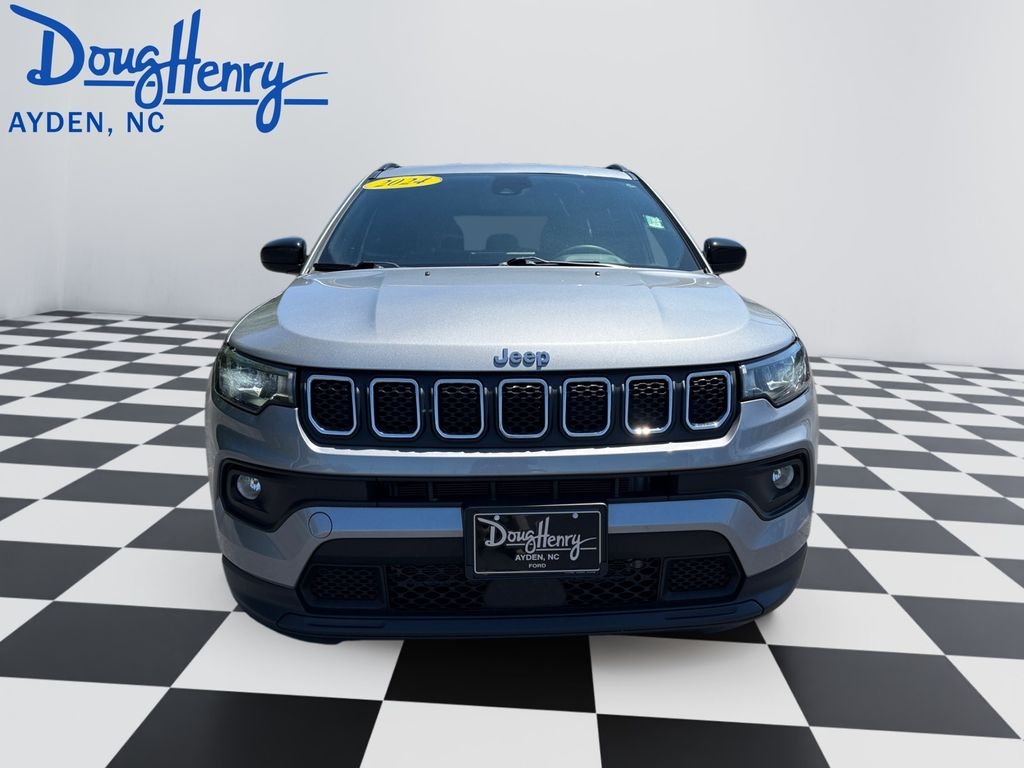 Used 2024  Jeep Latitude image 8