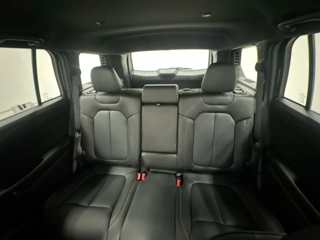 New 2026 Diamond Black Crystal Pearlcoat Jeep Laredo image 25