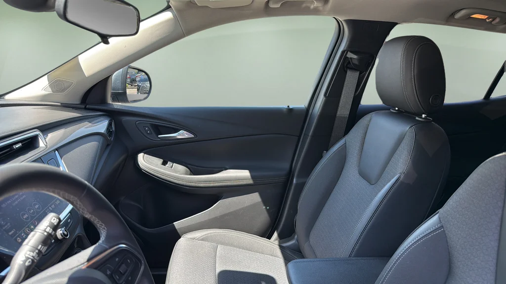 Used 2021  Buick Select image 13