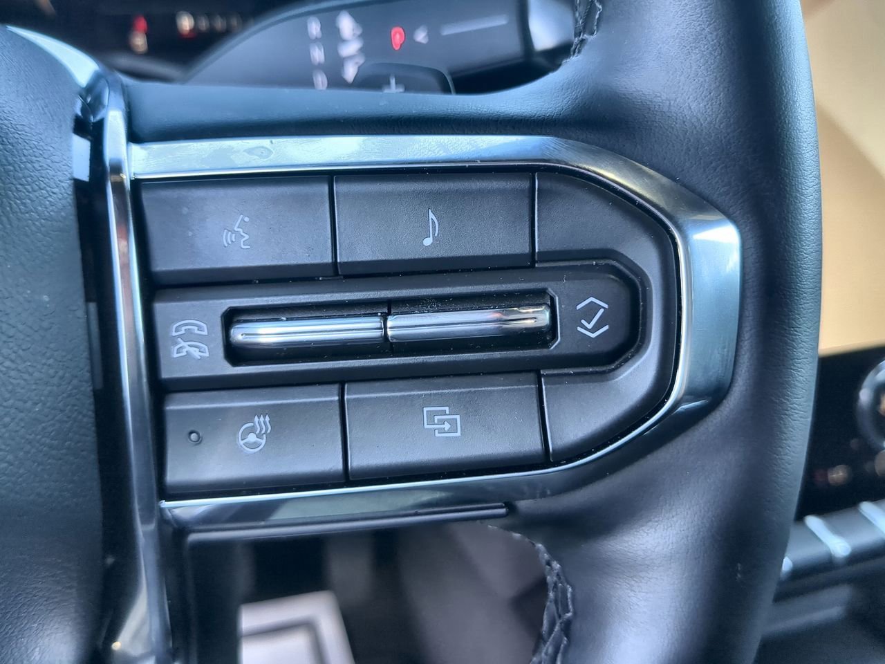 Used 2025 Summit White GMC Elevation image 26