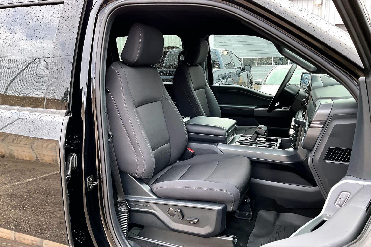 Used 2025 Agate Black Metallic Ford XLT image 12