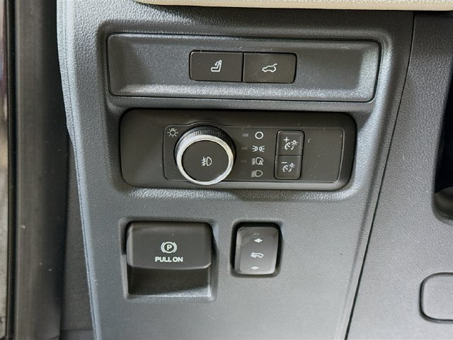 Used 2022  Ford Limited image 10