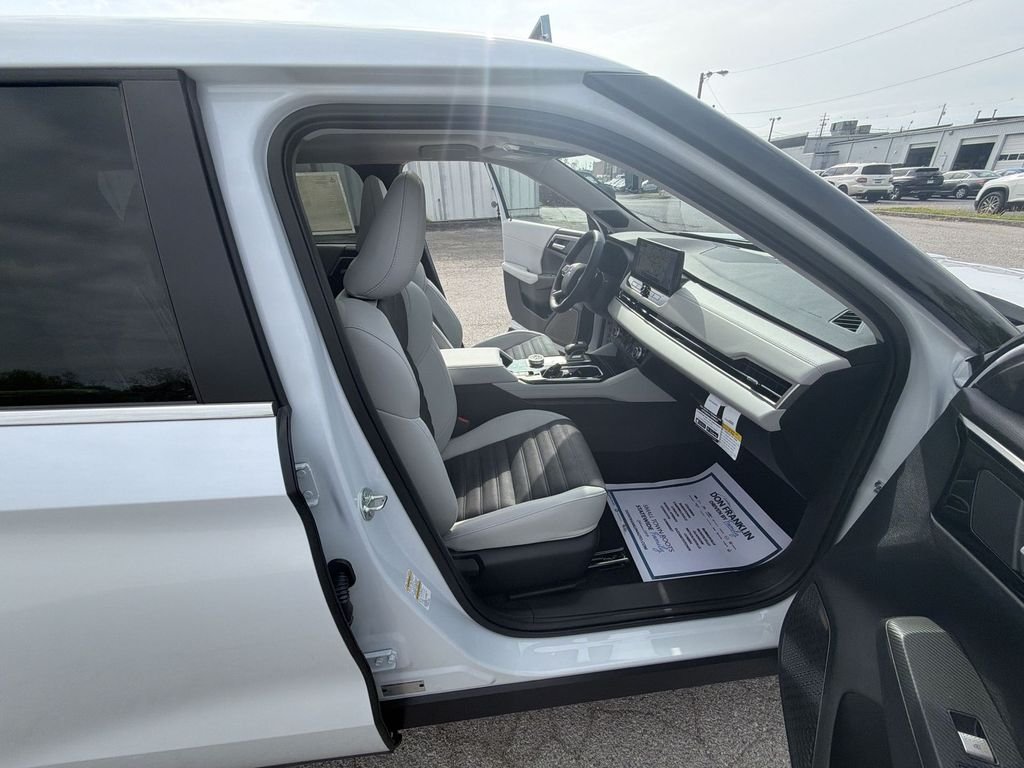New 2026 White Mitsubishi SE image 25