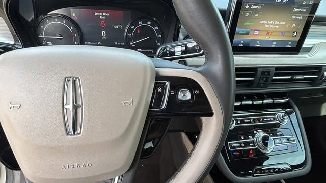 Used 2022 White Lincoln Standard image 23