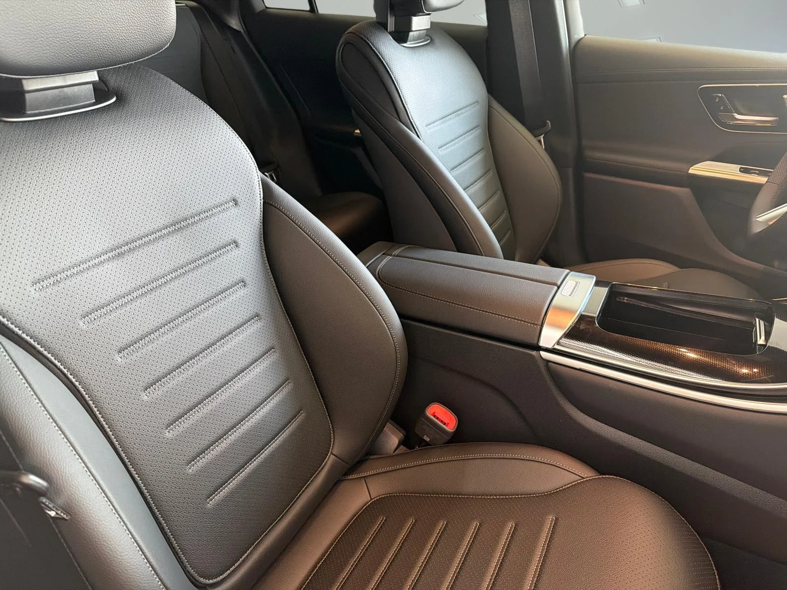New 2026 White Mercedes-Benz GLC 300 4MATIC SUV image 35