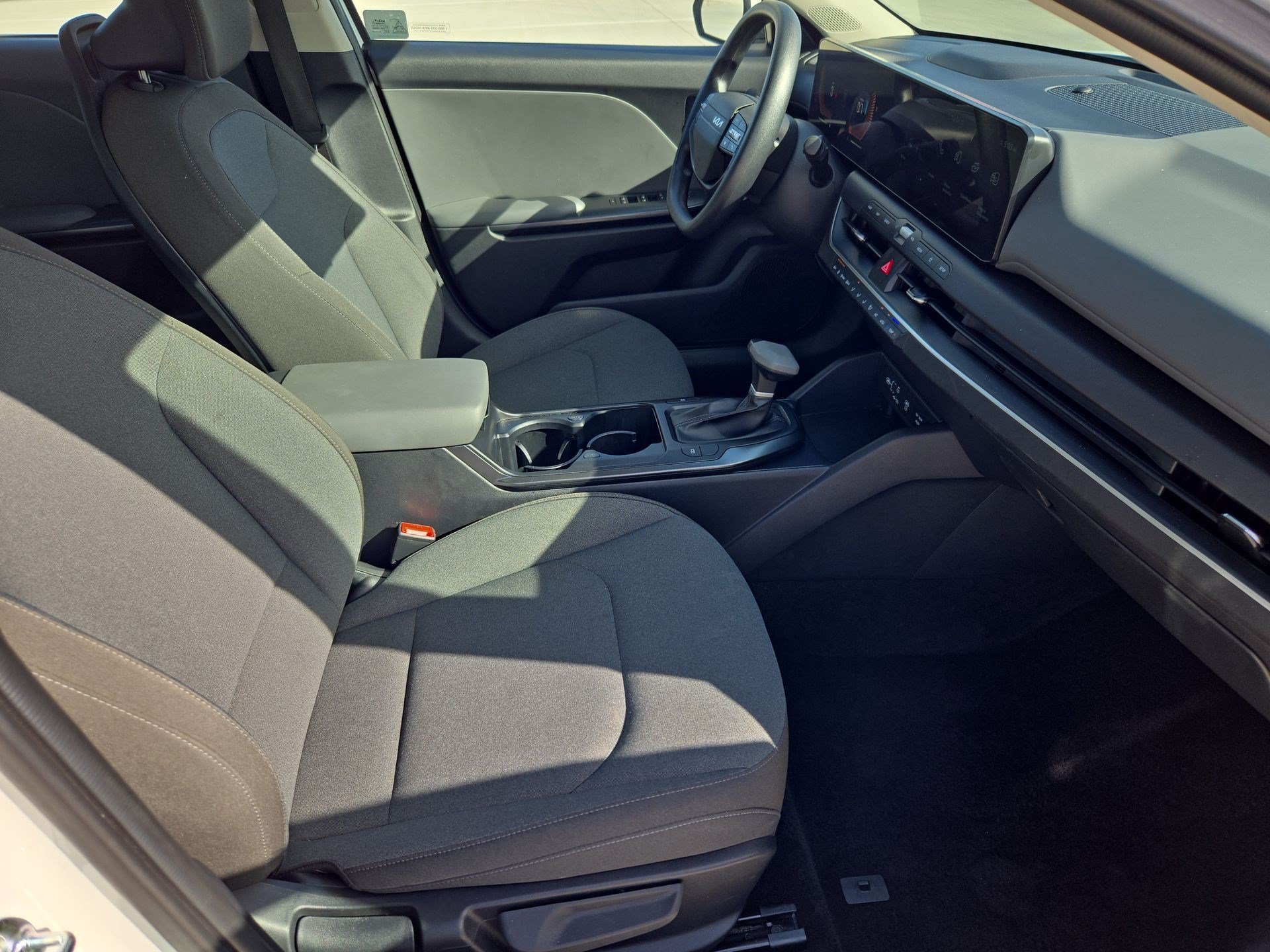 Used 2025 Snow White Pearl Kia LXS image 29