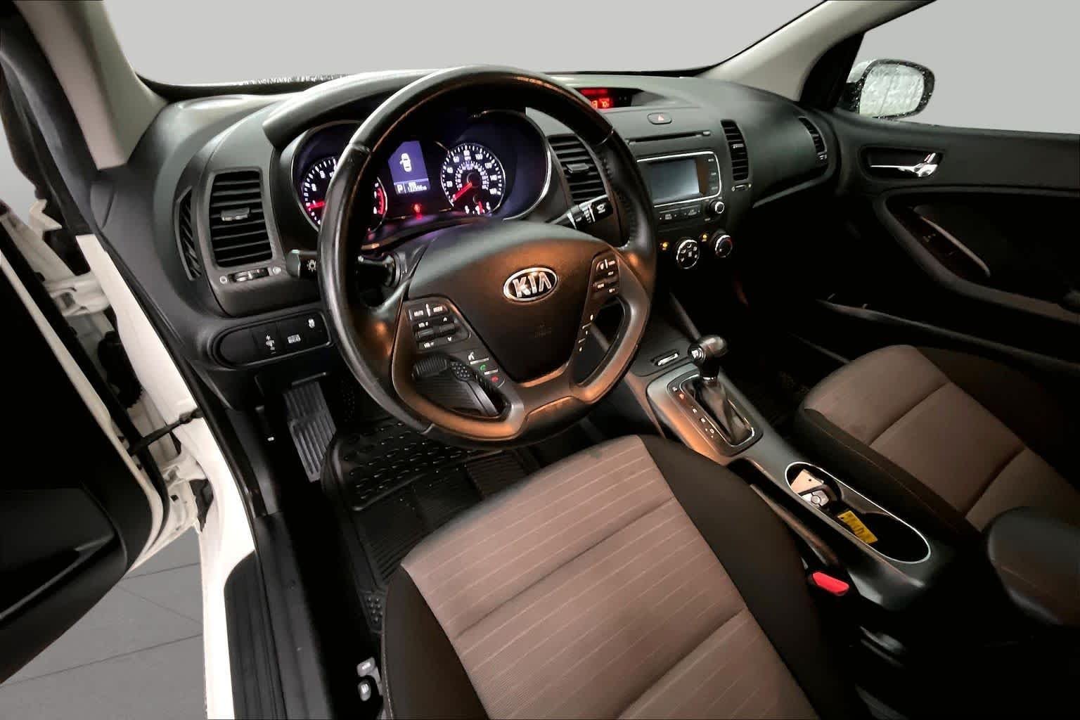 Used 2016 Snow White Pearl Kia EX image 14