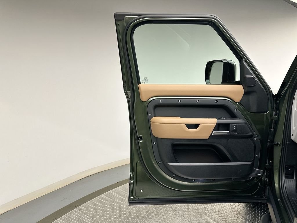 New 2026 Woolstone Green Metallic Land Rover X-Dynamic SE image 9