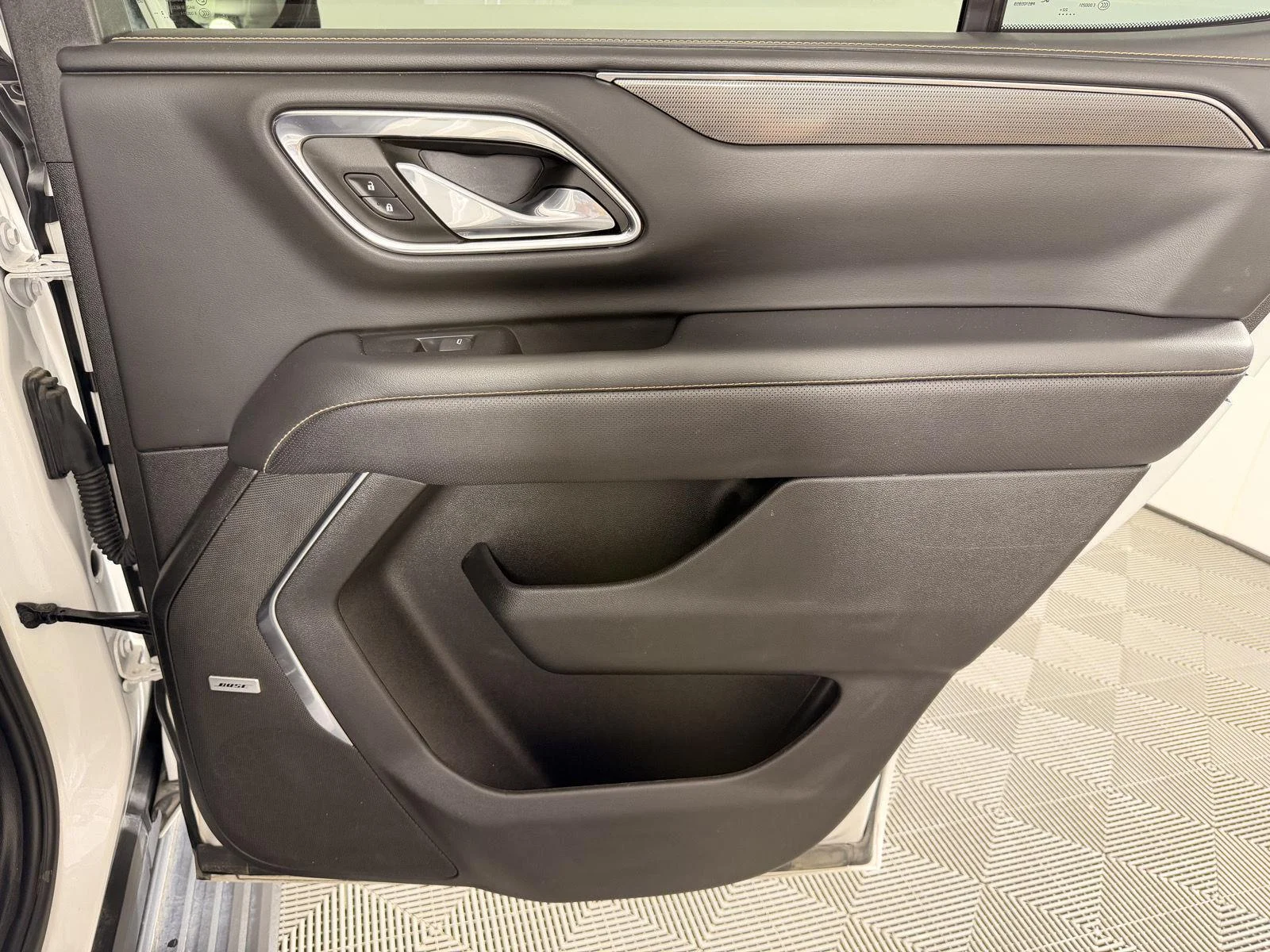 Used 2023 White Frost Tricoat GMC AT4 image 21