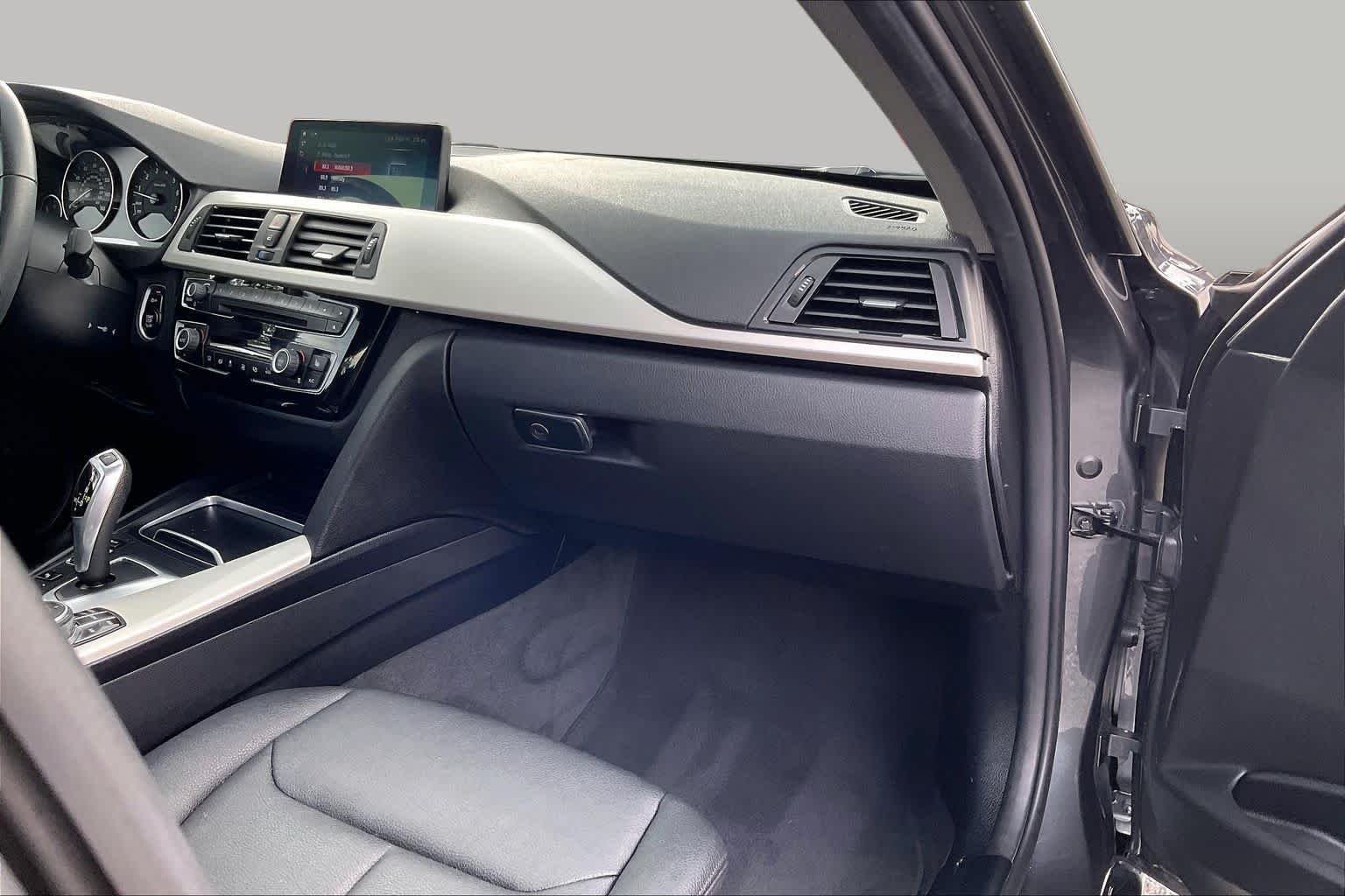 Used 2018 Mineral Gray Metallic BMW 320i xDrive image 18
