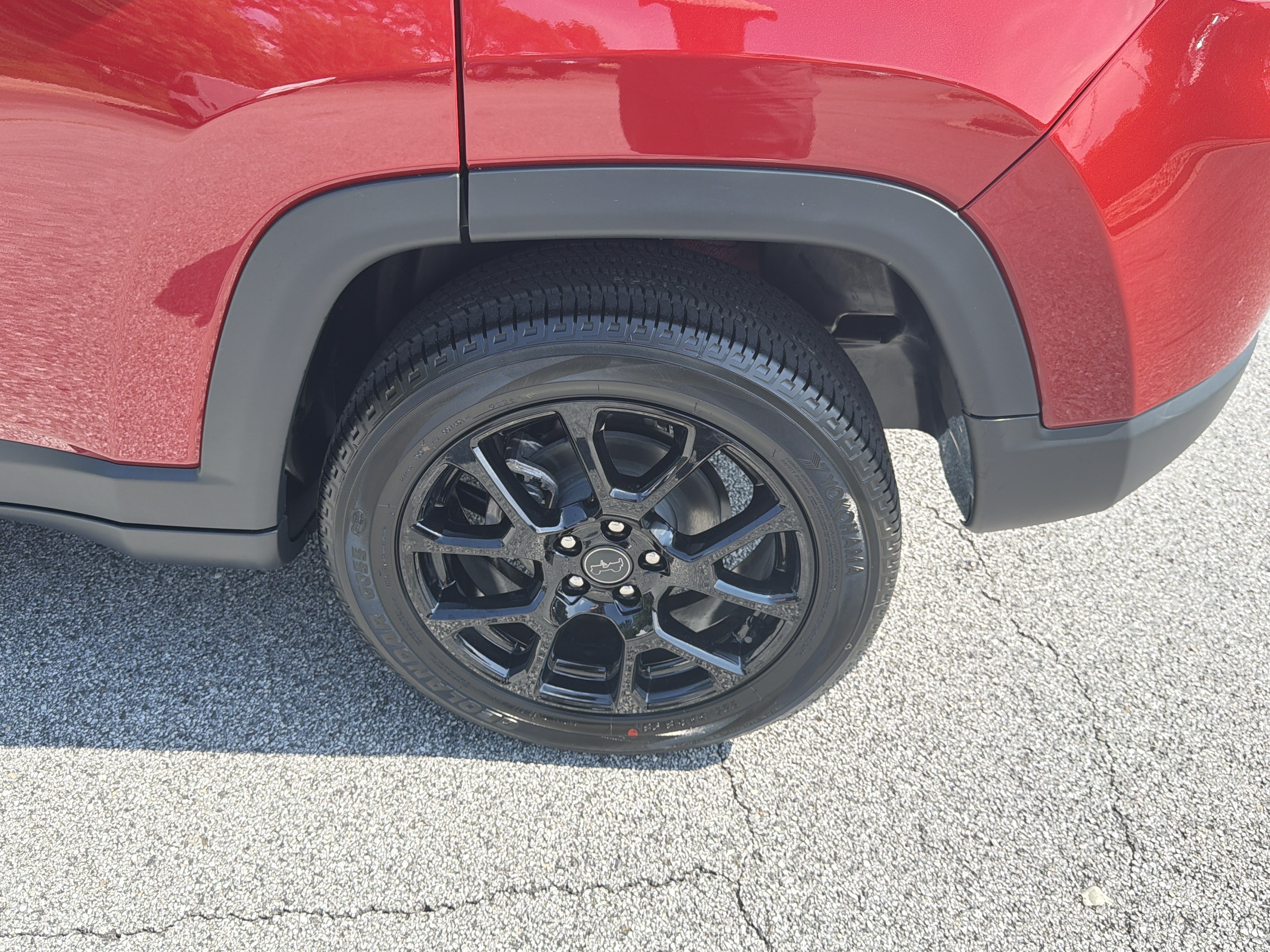 New 2026 Red Hot Pearl-Coat Exterior Paint Jeep Latitude image 24