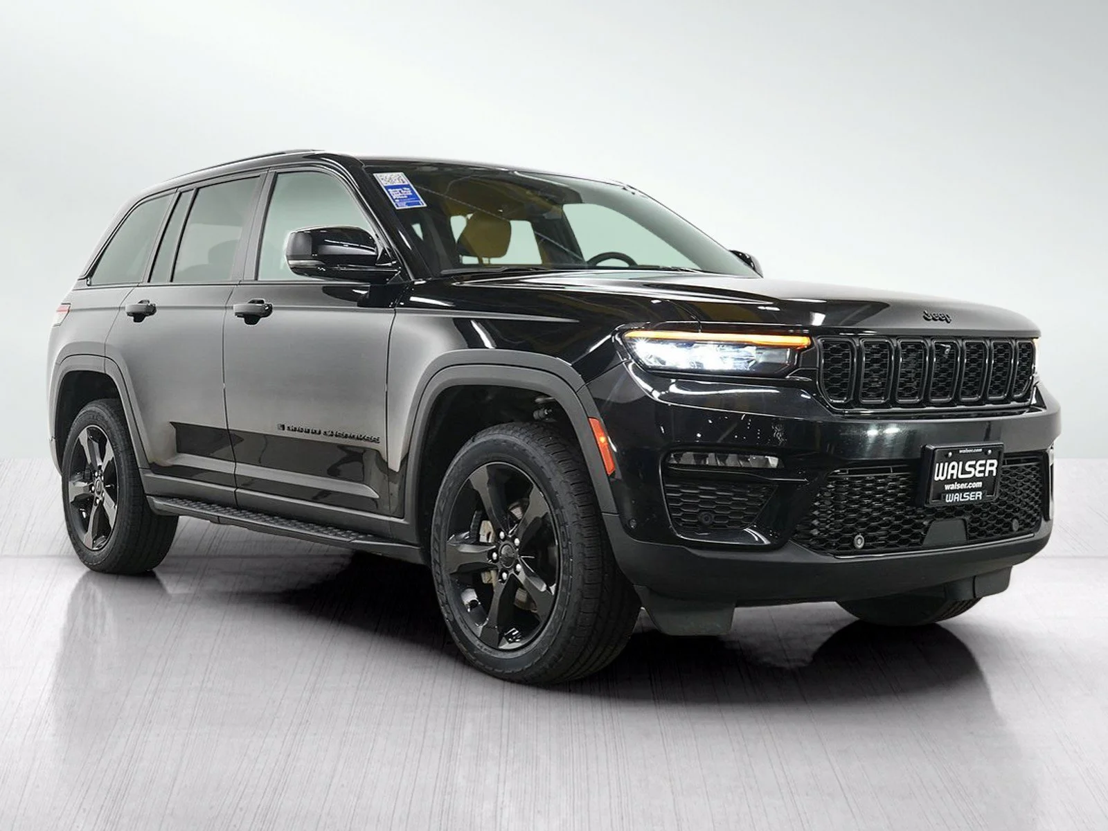 Used 2024 Diamond Black Crystal Pearlcoat Jeep Limited image 7