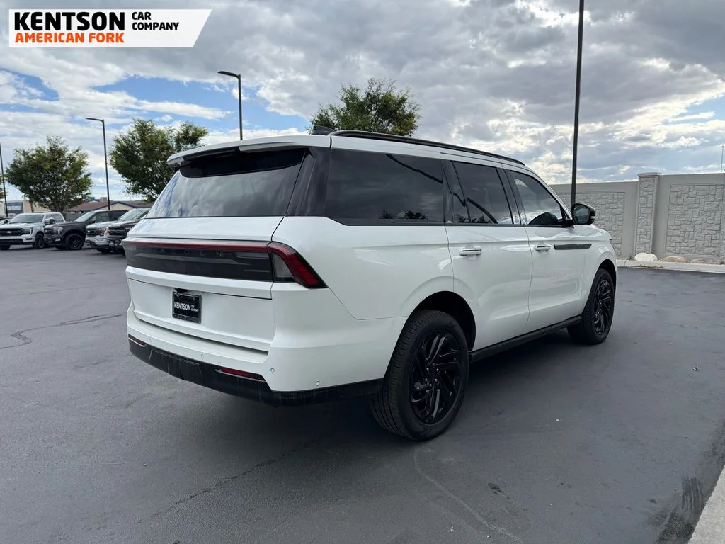 Used 2025 White Lincoln Reserve image 4